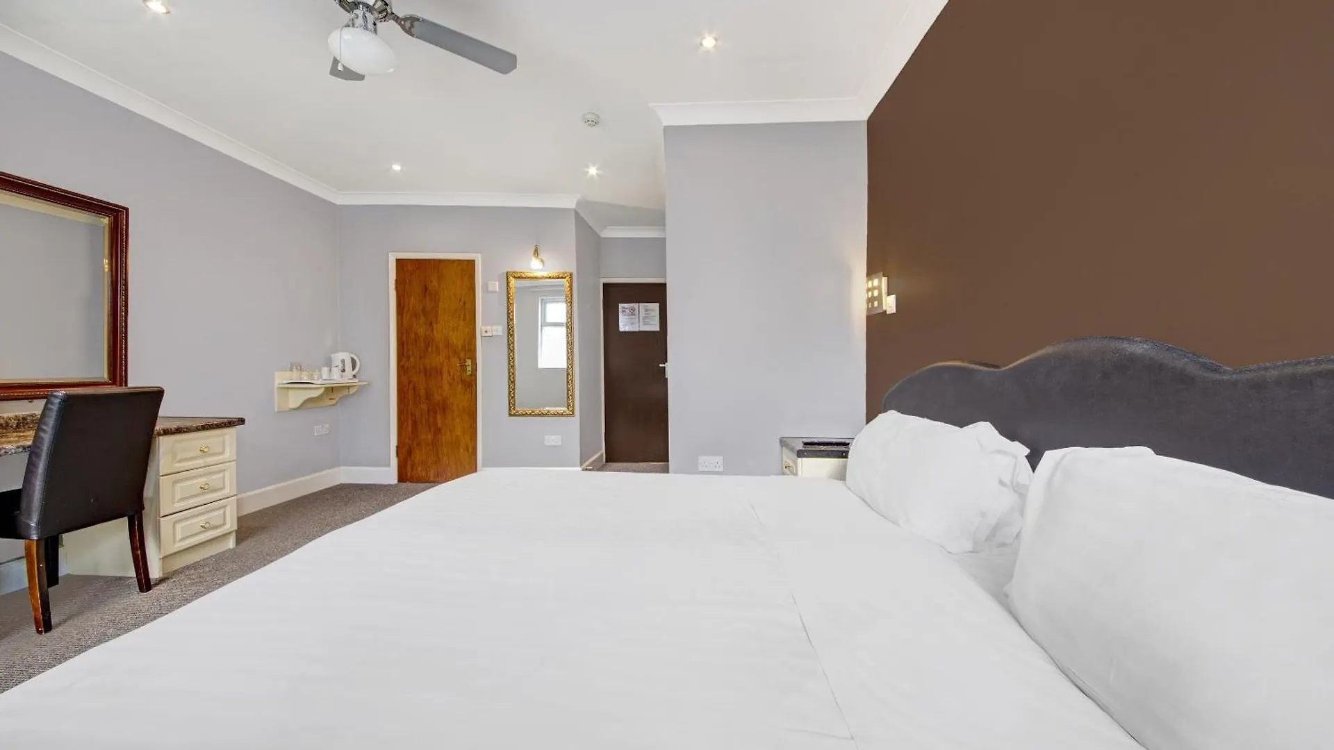 Hotel Oyo Bostons Manor Hotel, Hanwell London Greenford
