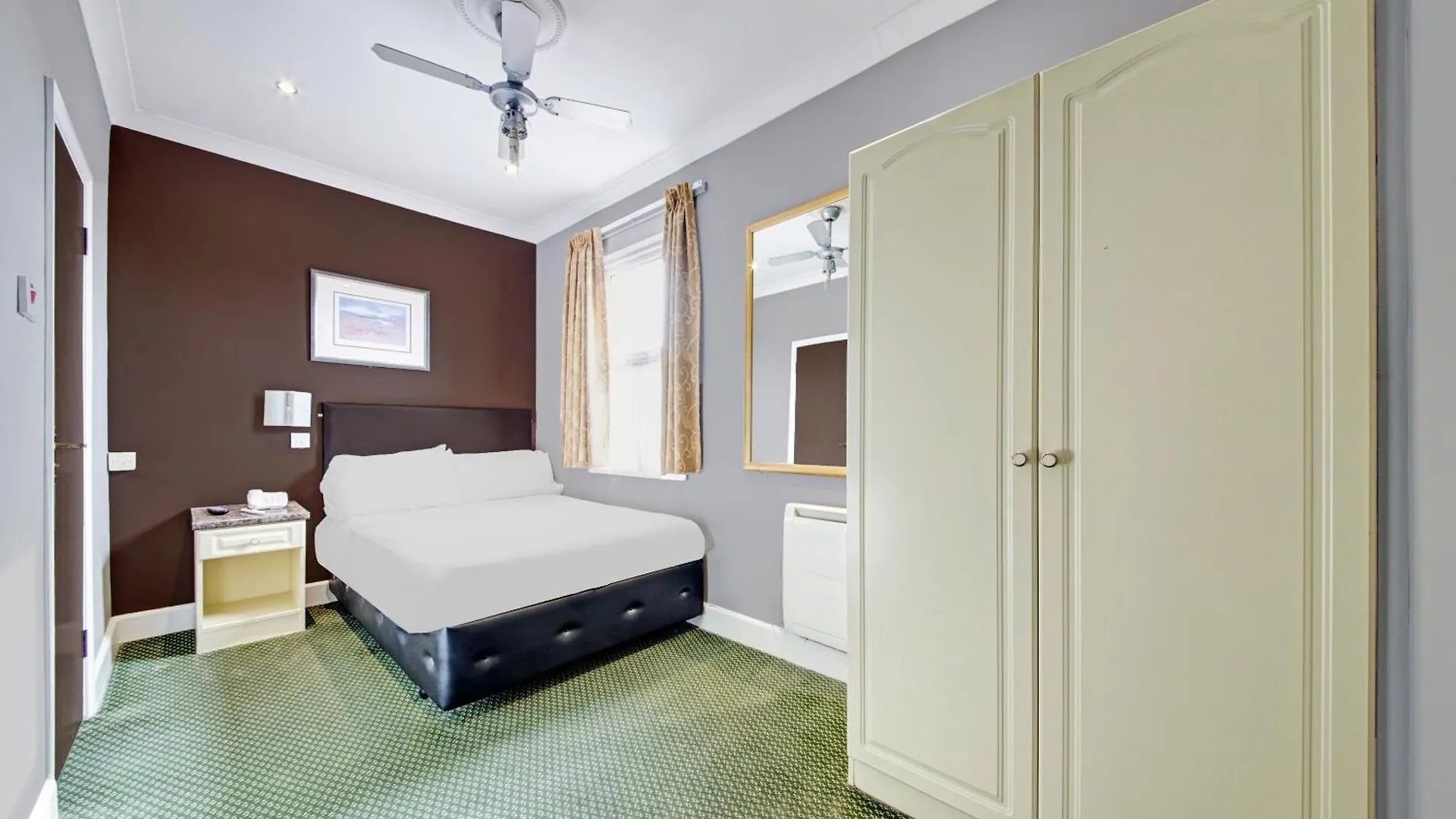 Hotel Oyo Bostons Manor Hotel, Hanwell London Greenford